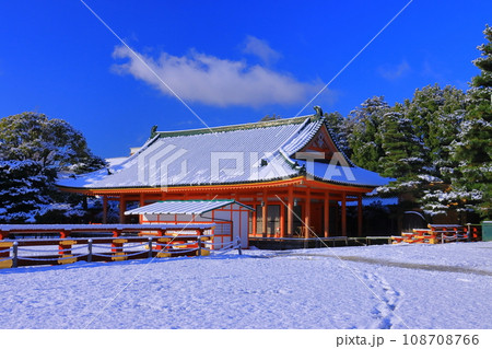 平安神宮(京都市左京区)額殿周辺の雪景色 平安神宮(京都市左京区)額殿周辺の雪景色 108708766