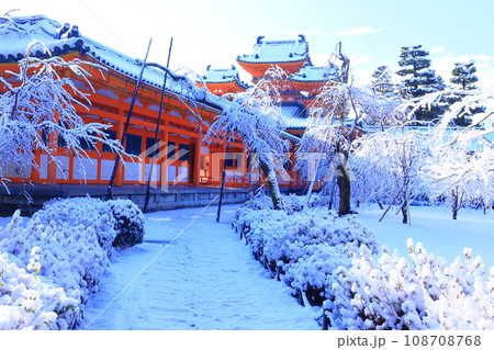 平安神宮（京都市左京区）白虎楼周辺の雪景色 108708768