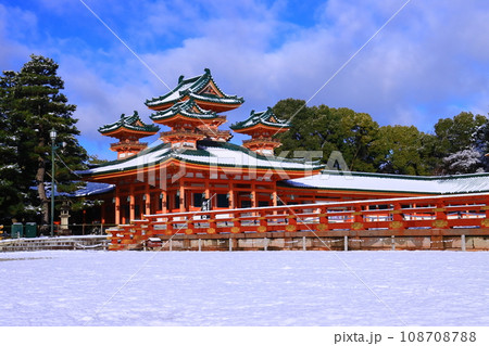 平安神宮（京都市左京区）白虎楼周辺の雪景色 108708788