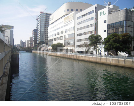 風景写真　幸川　都会を流れる川 108708807