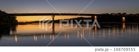silhouette of the bridge over Missouri River at Hermann, MO, after sunset 108709555