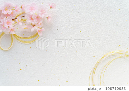 白い和紙に桜と金の水引のフレーム 108710088