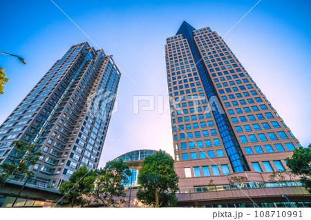 日本の横浜都市景観 日石横浜ビルや横浜銀行などを望む 108710991