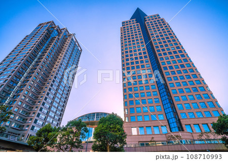 日本の横浜都市景観 日石横浜ビルや横浜銀行などを望む 日本の横浜都市景観 日石横浜ビルや横浜銀行などを望む 108710993