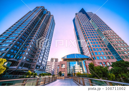 日本の横浜都市景観 日石横浜ビルや横浜銀行などを望む 108711002