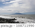 雲がかかる利尻島 108711990