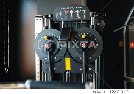 スポーツジムの筋トレマシン 108715570