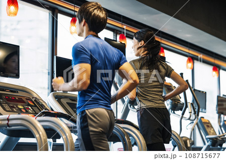 スポーツジムでランニングをする男女 スポーツジムでランニングをする男女 108715677