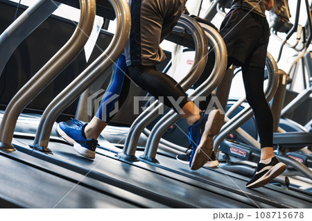 スポーツジムのランニングマシーン 108715678