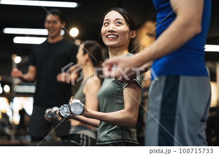 スポーツジムで体を鍛える女性 108715733
