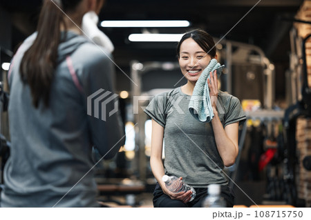 スポーツジムで談笑する女性 108715750