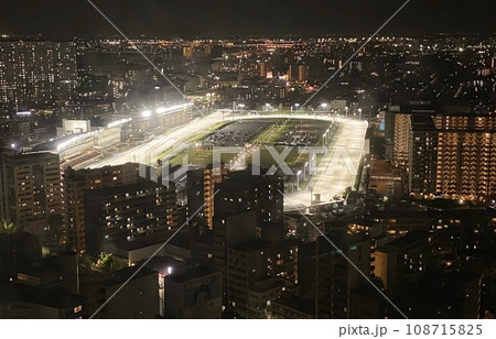 川崎市役所スカイデッキかた見た川崎競馬場 108715825