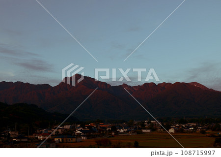 北杜市白州町から見る朝日射す南アルプス甲斐駒ケ岳と麓白州の街並み 108715997