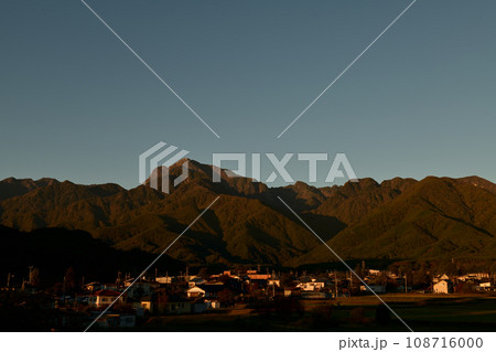 北杜市白州町から見る朝日射す南アルプス甲斐駒ケ岳と麓白州の街並み 108716000