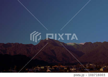 北杜市白州町から見る朝日射す南アルプス甲斐駒ケ岳と麓白州の街並み 北杜市白州町から見る朝日射す南アルプス甲斐駒ケ岳と麓白州の街並み 108716003