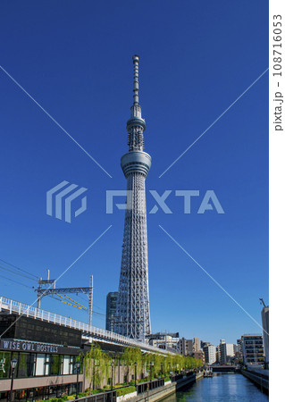 東京スカイツリー 東武伊勢崎線の電車との風景 東京スカイツリー 東武伊勢崎線の電車との風景 108716053