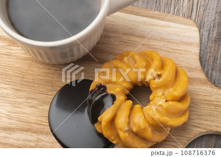 フレンチクルーラー　コーヒー 108716376