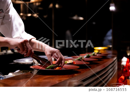 料理をするシェフ 料理をするシェフ 108716555