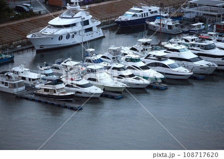 俯瞰で見た旧堺市港のボートの風景 108717620