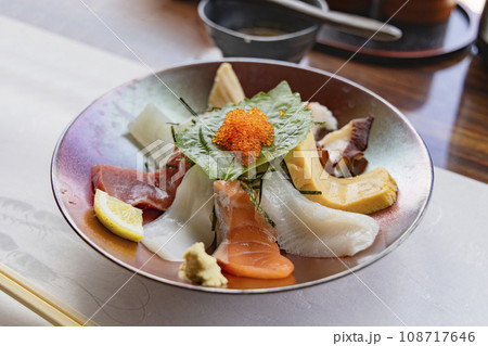 新鮮で美味しそうな海鮮丼 新鮮で美味しそうな海鮮丼 108717646