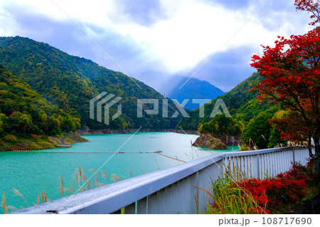 紅葉の龍神湖 108717690