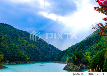 紅葉と龍神湖 108717691