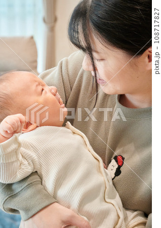 泣いている赤ちゃんをあやすお母さん 育児 泣く 抱っこ 泣いている赤ちゃんをあやすお母さん 育児 泣く 抱っこ 108717827