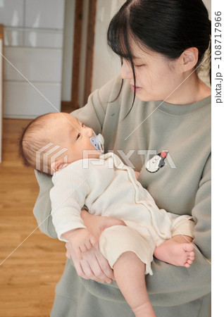 泣いている赤ちゃんをあやすお母さん　育児　泣く　抱っこ 108717966