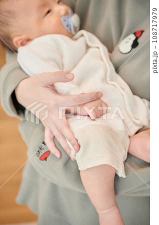 おしゃぶりを吸っている赤ちゃん　抱っこ　お母さん 108717979