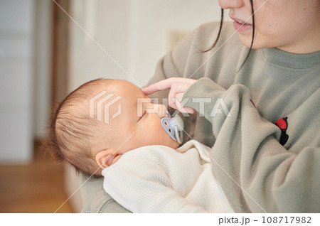 抱っこで寝かしつけるお母さん　寝る赤ちゃん　育児 108717982