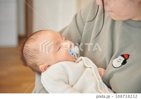 抱っこで寝かしつけるお母さん 寝る赤ちゃん 育児 抱っこで寝かしつけるお母さん 寝る赤ちゃん 育児 108718212