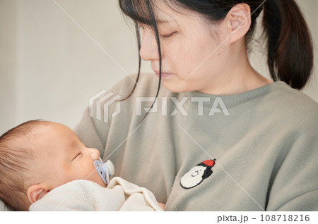 抱っこで寝かしつけるお母さん　寝る赤ちゃん　育児 108718216
