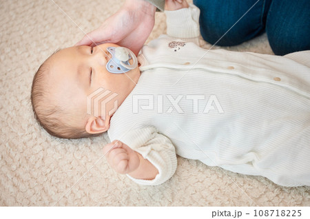 赤ちゃんを寝かしつけるお母さん　育児　背中スイッチ 108718225