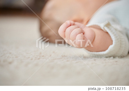赤ちゃんの手 育児 子育て 乳幼児 赤ちゃんの手 育児 子育て 乳幼児 108718235