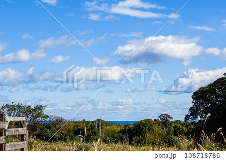 爽やかな青空と雲と水平線 108718786