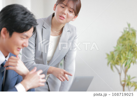女性管理職に締切が過ぎている仕事の状況を聞かれヤバイどうしようと考えるビジネスマン2 女性管理職に締切が過ぎている仕事の状況を聞かれヤバイどうしようと考えるビジネスマン2 108719025