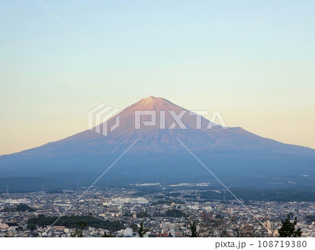 夕暮れの富士山と美しい町並み 108719380