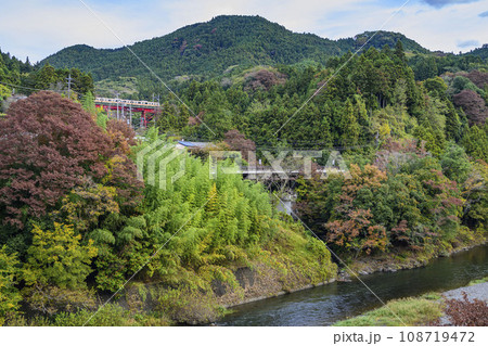 青梅線沿い 軍畑大橋から望む多摩川と鉄橋 東京都青梅市 青梅線沿い 軍畑大橋から望む多摩川と鉄橋 東京都青梅市 108719472