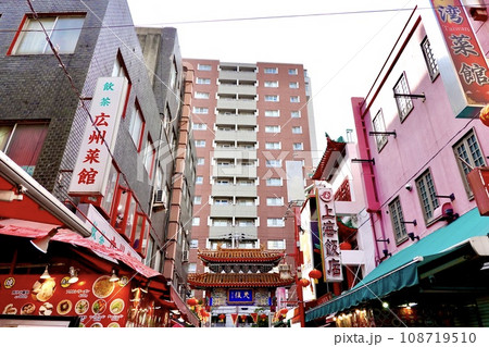 春節祭の神戸南京街 南京西路から西安門を臨む風景 神戸市中央区 春節祭の神戸南京街 南京西路から西安門を臨む風景 神戸市中央区 108719510