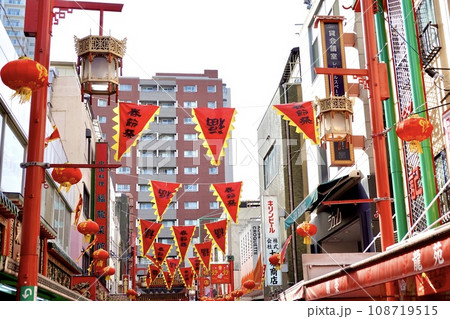 春節祭の神戸南京街 鮮やかな紅ペナント旗がところ狭しと下がる南京西路の風景 神戸市中央区 春節祭の神戸南京街 鮮やかな紅ペナント旗がところ狭しと下がる南京西路の風景 神戸市中央区 108719515