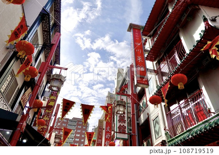 春節祭の神戸南京街　鮮やかな紅ペナント旗がところ狭しと下がる南京西路の風景　神戸市中央区　 108719519