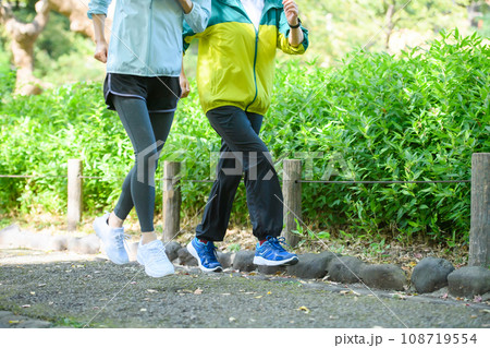走る足元　2人 108719554