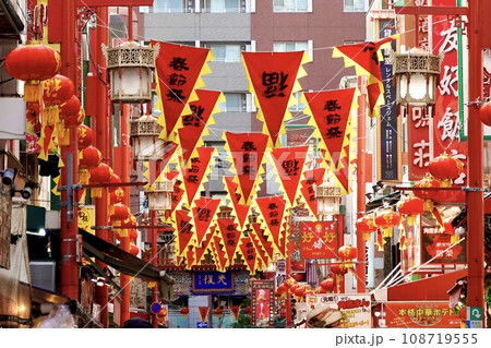 春節祭の神戸南京街　鮮やかな紅ペナント旗がところ狭しと下がる南京西路の風景　神戸市中央区　 108719555
