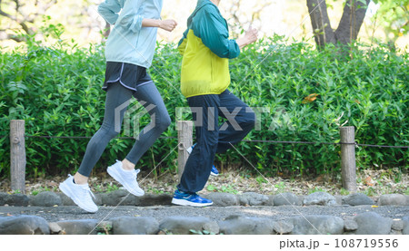 走る足元 2人 走る足元 2人 108719556