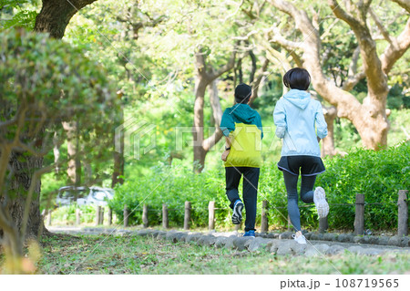 走る足元 2人 走る足元 2人 108719565