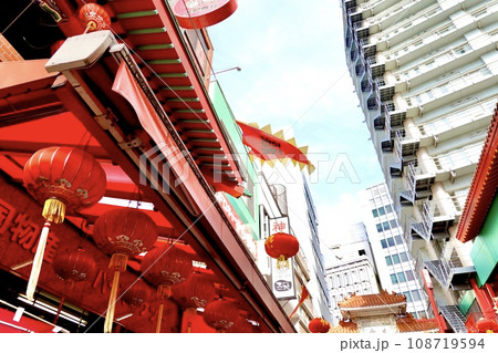 春節祭の神戸南京街　南京東路のにぎやかな店並みから長安門を臨む風景　神戸市中央区　 108719594