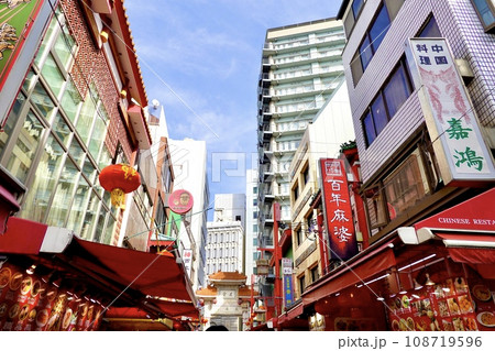 春節祭の神戸南京街 南京東路のにぎやかな店並みから長安門を臨む風景 神戸市中央区 春節祭の神戸南京街 南京東路のにぎやかな店並みから長安門を臨む風景 神戸市中央区 108719596