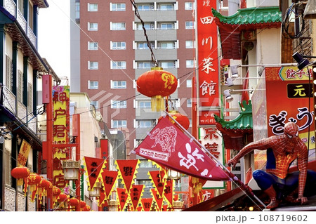 春節祭の神戸南京街　長安門の下から南京東路を西に見た風景　神戸市中央区 108719602
