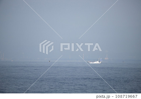 朝の沼津の千本浜海岸から見た漁船の風景 108719667