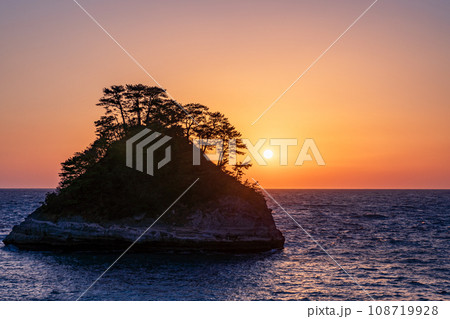 (静岡県)西伊豆堂ヶ島の夕景 日没 (静岡県)西伊豆堂ヶ島の夕景 日没 108719928